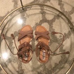 Darlynn Steve Madden tassel Sandals. Size 8.5